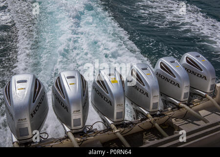 Il motoscafo da Lombok a Bali, sei motori fuoribordo alla guida della nave sul mare di schiumatura, Bali, Indonesia, 26 aprile 2018 Foto Stock