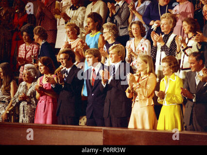 1974 12 agosto - Stati Uniti Campidoglio - Camera casa - Julie & David Eisenhower, Jack Ford, Steve Ford, Susan Ford, Betty Ford, Haig, Galleria - in piedi ad applaudire - indirizzo prima di una sessione congiunta del Congresso Foto Stock