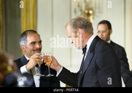 1975, 29 Aprile - Membro sala da pranzo - La Casa Bianca - Gerald Ford, Re Hussein - in piedi, sollevando gli occhiali - abbigliamento formale dello Stato - cena in onore del Re Hussein del Regno Hascemita di Giordania Foto Stock