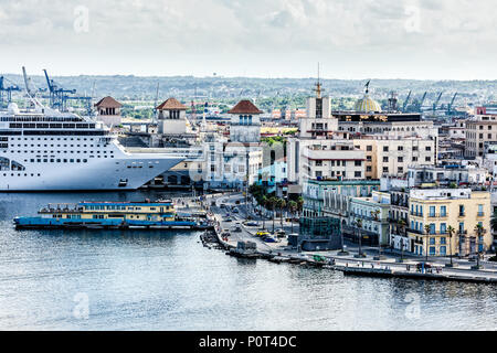 Panorama della città e la grande nave da crociera ormeggiata nel porto di vecchia Havana, Cuba Foto Stock