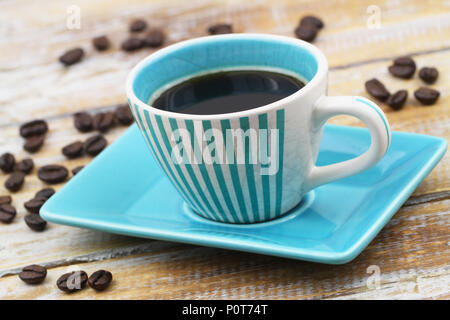 Caffè Espresso in vintage blu e bianca a strisce cup rustico superficie in legno Foto Stock