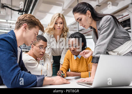 Concentrate i business partner che lavorano insieme in sala conferenze Foto Stock