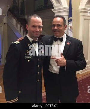 Stati Uniti Esercito capitano Stephen Lawson assiste l annuale Kentucky Derby con Gala governatore Matt Bevin presso la Residenza del Governatore di Francoforte, Kentucky Maggio 5, 2017 Foto Stock