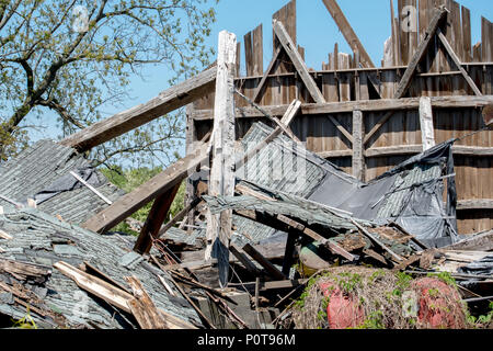 Edificio distrutto dopo forti tempeste di primavera Foto Stock