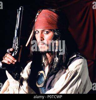 Pellicola originale titolo: i pirati dei Caraibi: La maledizione della perla nera. Titolo inglese: i pirati dei Caraibi: La maledizione della perla nera. Regista: Gore Verbinski. Anno: 2003. Stelle: Johnny Depp. Credito: Touchstone Pictures / Album Foto Stock