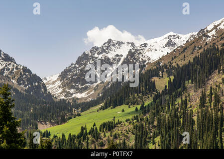 Montagne innevate a Chimbulak, Kazakistan Foto Stock