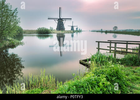 Il mulino a vento si riflette nel canale Kinderdijk Rotterdam South Holland Olanda Europa Foto Stock