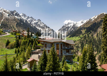 Montagne innevate a Chimbulak, Kazakistan Foto Stock