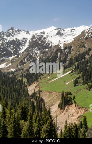 Montagne innevate a Chimbulak, Kazakistan Foto Stock