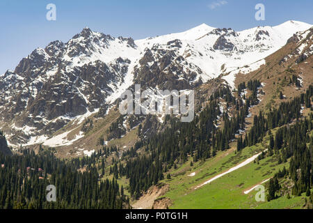 Montagne innevate a Chimbulak, Kazakistan Foto Stock