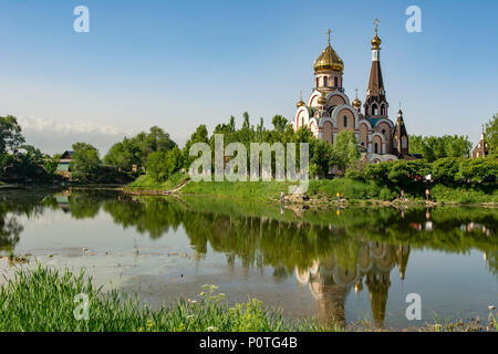 Chiesa dell Esaltazione della Santa Croce, Almaty, Kazakhstan Foto Stock