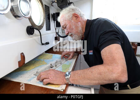 È sotto embargo per 0001 Lunedì 11 giugno Sir Robin Knox-Johnston studi grafici a bordo Suhaili su cui divenne la prima persona a vela non stop in tutto il mondo 50 anni fa. Foto Stock