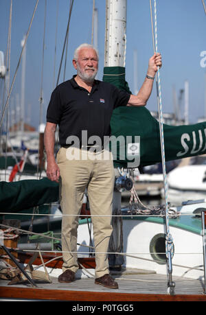 È sotto embargo per 0001 Lunedì 11 giugno Sir Robin Knox-Johnston sorge sul ponte della sua barca Suhaili su cui divenne la prima persona a vela non stop in tutto il mondo 50 anni fa. Foto Stock