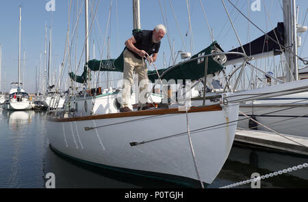 È sotto embargo per 0001 Lunedì 11 giugno Sir Robin Knox-Johnston sorge sul ponte della sua barca Suhaili su cui divenne la prima persona a vela non stop in tutto il mondo 50 anni fa. Foto Stock