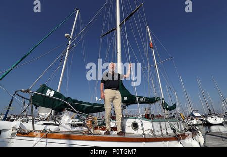 È sotto embargo per 0001 Lunedì 11 giugno Sir Robin Knox-Johnston sorge sul ponte della sua barca Suhaili su cui divenne la prima persona a vela non stop in tutto il mondo 50 anni fa. Foto Stock