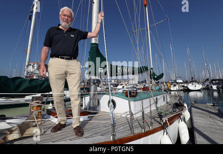 È sotto embargo per 0001 Lunedì 11 giugno Sir Robin Knox-Johnston sorge sul ponte della sua barca Suhaili su cui divenne la prima persona a vela non stop in tutto il mondo 50 anni fa. Foto Stock