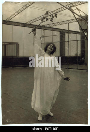 "Gioia". " Io sono la gioia, la mattina con il caric il sistemaare." (-4140- Miss Mackay corteo di bambini di sole e ombra come presentato a Washington Irving High School. L.W. Hine. LOC nclc.05005. Foto Stock