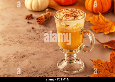 Pumpkin spice latte con panna montata, il fuoco selettivo. Foto Stock