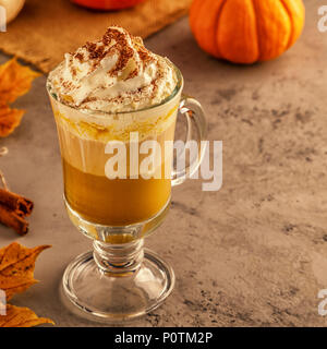 Pumpkin spice latte con panna montata, il fuoco selettivo. Foto Stock