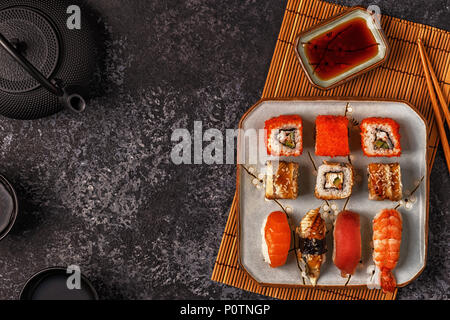 Sushi set: sushi e sushi rotoli sulla piastra, vista dall'alto. Foto Stock
