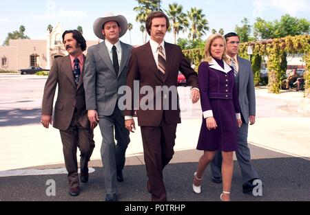 Pellicola originale titolo: ANCHORMAN: la leggenda di Ron Burgundy. Titolo inglese: ANCHORMAN: la leggenda di Ron Burgundy. Regista: ADAM MCKAY. Anno: 2004. Stelle: CHRISTINA APPLEGATE HA; Paul Rudd; Will Ferrell; Steve Carell; David Koechner. Credito: DREAMWORKS SKG / Masi, FRANK / Album Foto Stock