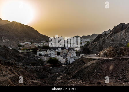 Sunrise in estate sulla città vecchia di Muscat in Oman - 1 Foto Stock