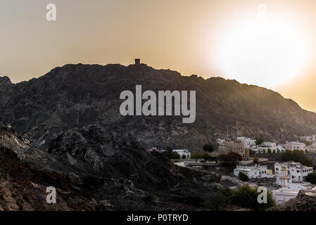 Sunrise in estate sulla città vecchia di Muscat in Oman - 3 Foto Stock