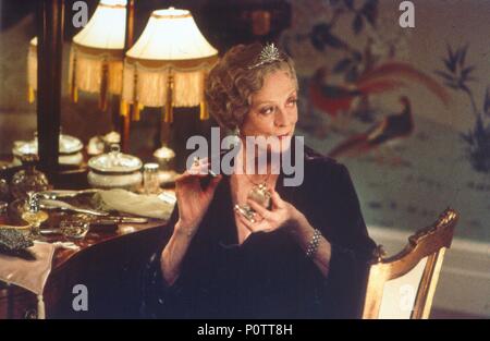 Pellicola originale titolo: GOSFORD PARK. Titolo inglese: GOSFORD PARK. Regista: Robert Altman. Anno: 2001. Stelle: MAGGIE SMITH. Credito: CAPITOL FILMS/CHICAGO FILM/USA PELLICOLE MEDUSA/produzione/sabbia / Album Foto Stock