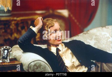 Pellicola originale titolo: GOSFORD PARK. Titolo inglese: GOSFORD PARK. Regista: Robert Altman. Anno: 2001. Stelle: Kristin Scott Thomas. Credito: CAPITOL FILMS/CHICAGO FILM/USA PELLICOLE MEDUSA/produzione/sabbia / Album Foto Stock