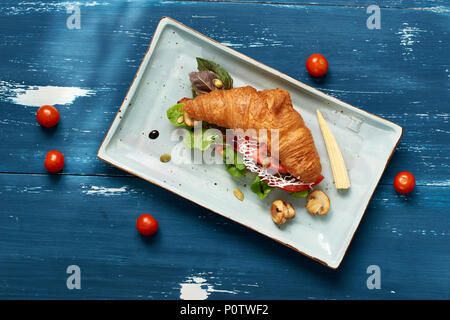 Delizioso sandwich made con dei croissant con ripieno di verdure Foto Stock
