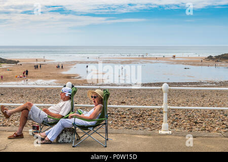 Un paio di godere le emozioni di essere in vacanza nella famosa North Cornwall resort di Bude. Foto Stock