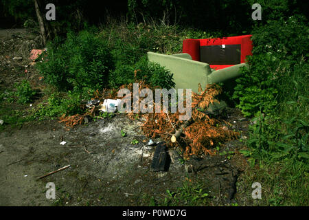Il ribaltamento di mobili di rifiuti domestici appena ribaltato sul retro di negozi in Dinnington, Foto Stock