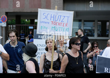 Mainz, Germania. Il 9 giugno 2018. Un manifestante sorregge un cartello che recita "Proteggere le nostre figlie (madre)." che è stato ucciso da un richiedente asilo. Essi hanno anche chiamato per entrambi di dimettersi. ( Credito: PACIFIC PRESS/Alamy Live News Foto Stock