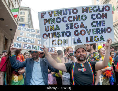 Roma, Italia. 09 Giugno, 2018. Centinaia di migliaia di persone ha sfilato per le vie della capitale in occasione del Roma Pride, la manifestazione per i diritti del mondo omosessuale ispirato quest'anno dai valori ??della resistenza e della Costituzione. Quella di oggi a Roma - allo stesso tempo parate si svolgevano in Pavia e Trento - è stato il primo di molti orgoglio che si svolgeranno in tutta Italia nei prossimi giorni.posto, Credito: Patrizia Cortellessa/Pacific Press/Alamy Live News Foto Stock