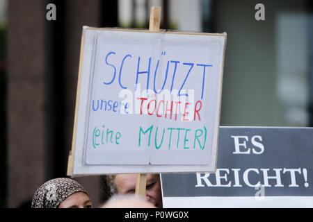 Mainz, Germania. Il 9 giugno 2018. Un manifestante sorregge un cartello che recita "Proteggere le nostre figlie (madre)." che è stato ucciso da un richiedente asilo. Essi hanno anche chiamato per entrambi di dimettersi. ( Credito: PACIFIC PRESS/Alamy Live News Foto Stock