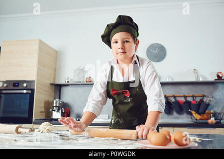 Chef bambino vestito cuoco panettiere grembiule e cappello chef isolato su  sfondo studio. Nutrizione sana cibo per bambini Foto stock - Alamy