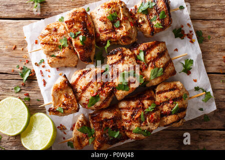 Afghan spiedini di pollo Kebab e Murgh close-up sulla carta sul tavolo. parte superiore orizzontale vista da sopra Foto Stock