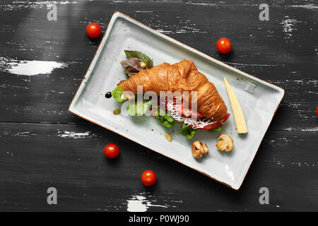Delizioso sandwich made con dei croissant con ripieno di verdure Foto Stock