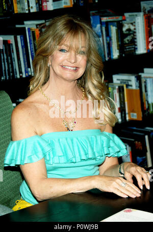 Bookstore apparizione da Goldie Hawn, firma la sua autobiografia spirituale di una Lotus CRESCE NEL FANGO. presso Barnes & Noble al Grove al Mercato degli Agricoltori di Los Angeles. 11 maggio 2005.19 HawnGoldie book  Red Carpet Event, verticale, STATI UNITI D'AMERICA, industria cinematografica, celebrità, fotografia, Bestof, arte cultura e intrattenimento, Topix celebrità moda / Verticale, meglio di, evento nella vita di Hollywood - California, moquette rossa e dietro le quinte, USA, industria cinematografica, celebrità, movie celebrità, personaggi televisivi, musica celebrità, fotografia, Bestof, arte cultura e intrattenimento, Topix, verticale, una persona, Fro Foto Stock