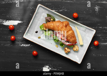 Delizioso sandwich made con dei croissant con ripieno di verdure Foto Stock