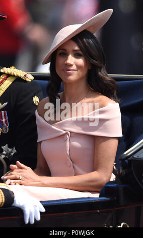 Foto deve essere accreditato ©Alpha premere 079965 09/06/2018 Meghan Markle Duchessa di Sussex Trooping durante il colore a Buckingham Palace per il Mall a Londra. Foto Stock