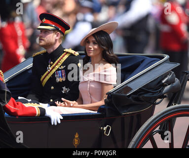 Foto deve essere accreditato ©Alpha premere 079965 09/06/2018 il principe Harry Duca di Cambridge e Meghan Markle Duchessa di Sussex Trooping durante il colore a Buckingham Palace per il Mall a Londra. Foto Stock