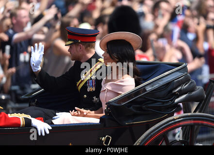 Foto deve essere accreditato ©Alpha premere 079965 09/06/2018 il principe Harry Duca di Cambridge e Meghan Markle Duchessa di Sussex Trooping durante il colore a Buckingham Palace per il Mall a Londra. Foto Stock