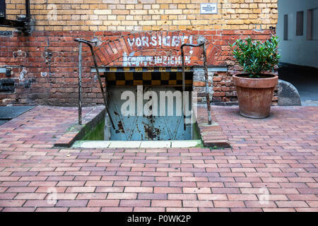 Berlino, Mitte Sophie-Gips-Höfe storico edificio del XIX secolo in Sophienstrasse & fine del XX secolo aggiunta, cortile interno dettaglio Foto Stock