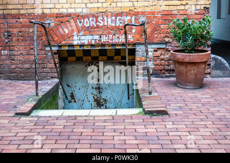 Berlino, Mitte Sophie-Gips-Höfe storico edificio del XIX secolo in Sophienstrasse & fine del XX secolo aggiunta, cortile interno dettaglio Foto Stock