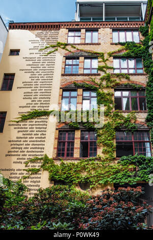 Berlino, Mitte Sophie-Gips-Höfe.parola scultura di Thomas Locher 1996, Wunsch und Wille,o sulla storica del XIX secolo la costruzione di fabbrica . Foto Stock