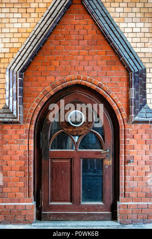 Berlino, Mitte, St Hedwigs ospedale. Di stile art deco in mattoni e legno costruendo dettaglio fornisce copertura per dell'aria condizionata Foto Stock