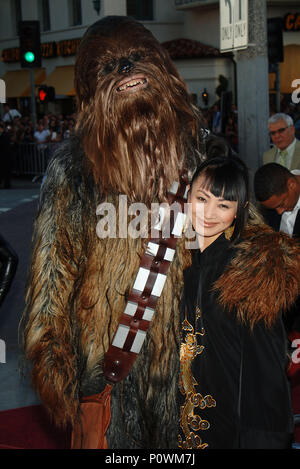 Imballano e Chewbecca alla Star War III: La vendetta dei Sith al Westwood Village Theatre di Los Angeles. Maggio 12, 2005. Affidando Chewbecca019 Red Carpet Event, verticale, STATI UNITI D'AMERICA, industria cinematografica, celebrità, fotografia, Bestof, arte cultura e intrattenimento, Topix celebrità moda / Verticale, meglio di, evento nella vita di Hollywood - California, moquette rossa e dietro le quinte, USA, industria cinematografica, celebrità, movie celebrità, personaggi televisivi, musica celebrità, fotografia, Bestof, arte cultura e intrattenimento, Topix, verticale, una persona, da anni , 2003-2005, inchiesta tsuni@Gamma-US Foto Stock