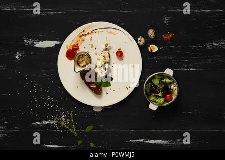 Le fette di pane condito con la crema di formaggio Foto Stock