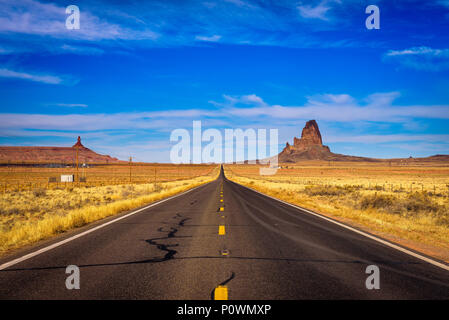 Strada che conduce alla Monument Valley nello Utah, Stati Uniti d'America Foto Stock